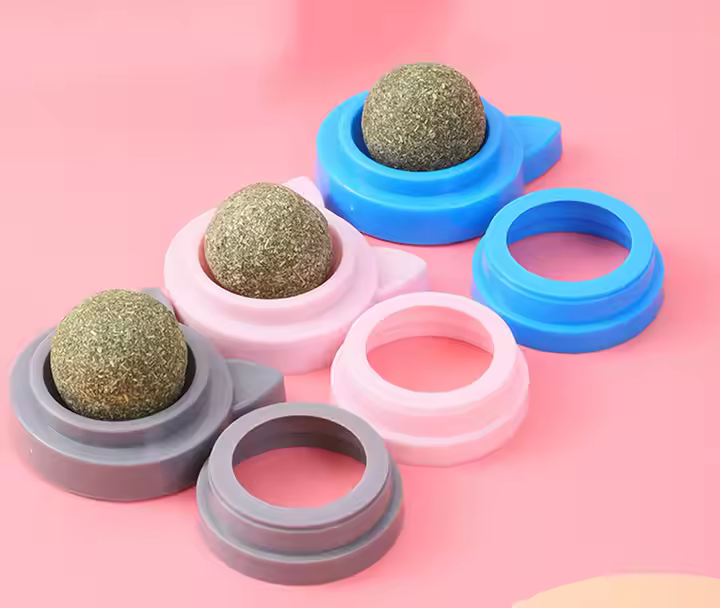 Rotating Teeth-Cleaning Catnip Ball